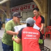 Đoàn viên Nghiệp đoàn Bốc vác chợ Bình Tây (thuộc Liên đoàn Lao động quận 6) bốc xếp, vận chuyển hàng hóa cho tiểu thương trong chợ. (Ảnh: Thanh Vũ/TTXVN)