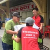 Đoàn viên Nghiệp đoàn Bốc vác chợ Bình Tây (thuộc Liên đoàn Lao động quận 6) bốc xếp, vận chuyển hàng hóa cho tiểu thương trong chợ. (Ảnh: Thanh Vũ/TTXVN)