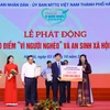 Chủ tịch UBND thành phố Hà Nội Trần Sỹ Thanh và Chủ tịch Ủy ban MTTQ Việt Nam thành phố Hà Nội Nguyễn Lan Hương tiếp nhận sự ủng hộ và trao tặng Thư cảm ơn ghi nhận sự ủng hộ của các đơn vị. (Ảnh: Văn Điệp/TTXVN)