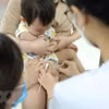 Nhân viên y tế tiêm vaccine cho trẻ. (Ảnh: Minh Quyết/TTXVN)