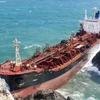 Tàu vận tải nước ngoài trôi dạt và mắc cạn tại vùng biển Cù Lao Chàm, Quảng Nam. (Ảnh Trần Tĩnh/TTXVN)