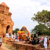 Nghi lễ rước y trang Nữ thần Pô Sah Inư lên nhóm đền tháp chính Pô Sah Inư. (Ảnh: Nguyễn Thanh/TTXVN)