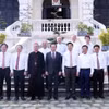 Phó Thủ tướng Trần Lưu Quang chụp ảnh cùng Tổng Giám mục Nguyễn Năng, Chủ tịch Hội Giám mục Việt Nam, Tổng Giám mục Tổng Giáo phận Thành phố Hồ Chí Minh. (Ảnh: Xuân Khu/TTXVN)
