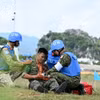 Lực lượng y tế diễn tập sơ cứu công binh bị thương trong khi làm nhiệm vụ. (Ảnh: TTXVN phát)