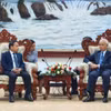 Ông Đinh Như Hoan, Phó Tổng Biên tập báo Nhân Dân tới chào xã giao ông Khamphan Pheuyavong, Trưởng Ban Tuyên huấn Trung ương Đảng Nhân Dân Cách mạng Lào. (Ảnh: TTXVN phát)