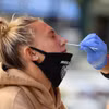 Nhân viên y tế lấy mẫu xét nghiệm COVID-19 cho người dân tại New York, Mỹ. (Ảnh: AFP/TTXVN)