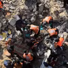 Lực lượng cứu hộ tìm kiếm các nạn nhân sau vụ oanh tạc của Israel xuống thành phố Rafah, phía Nam Dải Gaza ngày 19/12. (Ảnh: THX/TTXVN)