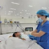 Chăm sóc hồi sức cho bệnh nhân đột quỵ. (Ảnh: Mai Trang/TTXVN)