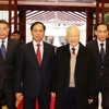 Tổng Bí thư Nguyễn Phú Trọng và các đại biểu tham quan trưng bày ảnh về Ngoại giao Việt Nam. (Ảnh: Trí Dũng/TTXVN)