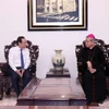 Ủy viên Bộ Chính trị, Bí thư Thành ủy Thành phố Hồ Chí Minh Nguyễn Văn Nên chúc mừng Tổng Giám mục Nguyễn Năng, Tổng Giám mục Tổng giáo phận Thành phố Hồ Chí Minh nhân dịp mùa Giáng sinh 2023. (Ảnh: Xuân Khu/TTXVN)