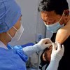 Nhân viên y tế tiêm vaccine ngừa bệnh cúm cho người dân tại tỉnh Giang Tô, Trung Quốc. (Ảnh: AFP/TTXVN)