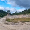 Một khu vực rộng lớn, gần với khu dân cư bị khai thác đất, đá chẻ. (Ảnh: Quang Thái/TTXVN)