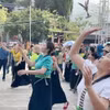 Người dân và du khách nô nức tham gia trò chơi ném cầu tại lễ hội của người dân tộc Thái. (Nguồn: TTXVN)