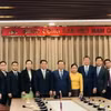 Bí thư Thành ủy Hà Nội Đinh Tiến Dũng chụp ảnh lưu niệm với đoàn đại biểu cấp cao thủ đô Vientiane, Lào. (Ảnh: Tuyết Mai/TTXVN)