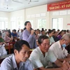 Cử tri huyện Chợ Lách, tỉnh Bến Tre nêu ý kiến tại buổi tiếp xúc. (Ảnh: Chương Đài/TTXVN)