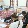 Người dân làm thủ tục tại Bảo hiểm Xã hội tỉnh Gia Lai. (Ảnh: TTXVN phát)