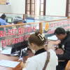 Người dân làm thủ tục tại Bảo hiểm Xã hội tỉnh Gia Lai. (Ảnh: TTXVN phát)