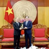 Lãnh đạo Ủy ban Nhân dân tỉnh Lạng Sơn và lãnh đạo Chính phủ Nhân dân Khu Tự trị Dân tộc Choang Quảng Tây (Trung Quốc) trao tặng vật phẩm lưu niệm. (Ảnh: Quang Duy/TTXVN)
