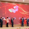 Các đại biểu thực hiện nghi thức bấm nút khai trương Trung tâm Điều hành Thông minh Ủy ban Nhân dân tỉnh Lâm Đồng. (Ảnh: Chu Quốc Hùng/TTXVN)