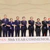 Thủ tướng Nhật Bản Kishida Fumio và Trưởng đoàn các nước ASEAN tham dự Hội nghị Cấp cao kỷ niệm 50 năm quan hệ ASEAN-Nhật Bản. (Ảnh: Dương Giang/TTXVN)