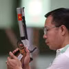 Xạ thủ Hoàng Xuân Vinh thi đấu nội dung 10m súng ngắn hơi ở Olympic Tokyo 2020. (Ảnh: Getty Images) 