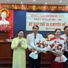 Ông Nguyễn Văn Khởi (đứng thứ 2 từ trái qua), tân Phó Chủ tịch Ủy ban Nhân dân tỉnh Sóc Trăng nhận hoa chúc mừng. (Ảnh: Trung Hiếu/TTXVN)