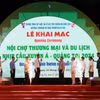 Các đại biểu thực hiện nghi thức Khai mạc Hội chợ Thương mại và Du lịch - Nhịp cầu Xuyên Á - Quảng Trị năm 2024. (Ảnh: Nguyên Lý/TTXVN)