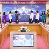 Trưởng Ban Tuyên giáo Trung ương Nguyễn Trọng Nghĩa, Tổng Giám đốc Thông tấn xã Việt Nam Vũ Việt Trang cùng các lãnh đạo Ban Tuyên giáo Trung ương và Thông tấn xã Việt Nam thực hiện nghi thức bấm nút ra mắt chuyên trang. (Ảnh: Minh Đức/TTXVN)