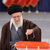 Đại giáo chủ Iran Ayatollah Ali Khamenei bỏ phiếu trong cuộc bầu cử Quốc hội tại điểm bầu cử ở Tehran ngày 1/3/2024. (Ảnh: AFP/TTXVN)