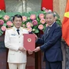 Chủ tịch nước Tô Lâm trao Quyết định bổ nhiệm cho Thượng tướng Lương Tam Quang, Bộ trưởng Bộ Công an. (Ảnh: Nhan Sáng/TTXVN)
