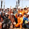 Thủ tướng Phạm Minh Chính và các đơn vị thi công thể hiện quyết tâm hoàn thành Dự án Trạm biến áp 500 kV Thanh Hóa đúng tiến độ. (Ảnh: Dương Giang/TTXVN)