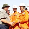 Thủ tướng Phạm Minh Chính động viên công nhân thi công Dự án Trạm biến áp 500 kV Thanh Hóa tại xã Thiệu Phúc, huyện Thiệu Hóa, tỉnh Thanh Hóa. (Ảnh: Dương Giang/TTXVN)