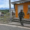 Cảnh sát gác tại thị trấn Morales, Cauca, Colombia, ngày 20/5/2024. (Ảnh: AFP/TTXVN)