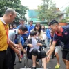 Thí sinh Trần Tuấn Anh bị tai nạn gãy chân khi đâm vào phía sau 1 chiếc xe tải, sau khi được sơ cứu đã tiếp tục dự thi môn Toán. (Ảnh: TTXVN phát)