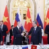 Chủ tịch nước Tô Lâm và Tổng thống Vladimir Putin cùng nâng ly chúc mừng. (Ảnh: Nhan Sáng/TTXVN)