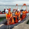 Lực lượng cứu hộ, cứu nạn tiếp tục triển khai công tác tìm kiếm người mất tích trong vụ chìm canô vừa qua ở vùng biển Cửa Đại. (Ảnh: Trần Tĩnh/TTXVN)