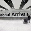 Hành khách tại sân bay Heathrow ở thủ đô London (Anh), ngày 7/1/2022. (Ảnh: THX/TTXVN)