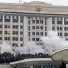 Những người biểu tình quá khích tập trung bên ngoài toà nhà chính quyền thành phố Almaty (Kazakhstan), ngày 5/1/2022. (Ảnh: AFP/TTXVN)
