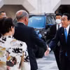 Thủ tướng Nhật Bản Kishida Fumio (phải) tới London (Anh) ngày 5/5/2022. (Nguồn: reuters.com)