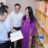 Đại biểu tham quan trưng bày Tủ sách Bảo vệ nền tảng tư tưởng của Đảng và khai trương Tủ sách Chi bộ điện tử. (Ảnh: Phương Hoa/TTXVN)