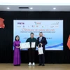 Phó Tổng Giám đốc Thông tấn xã Việt Nam Đoàn Thị Tuyết Nhung và ông Edgar Doerig, Trưởng đại diện Tổ chức quốc tế Pháp ngữ khu vực Châu Á-Thái Bình Dương trao giải Nhất cho tác giả Nguyễn Đức Minh Hoàng. (Ảnh: Tuấn Anh/TTXVN)
