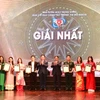 Thủ tướng Chính phủ Phạm Minh Chính và Trưởng Ban Tuyên giáo Trung ương Nguyễn Trọng Nghĩa trao giải cho các tác giả đạt Giải Nhất. (Ảnh: Minh Anh/Vietnam+)