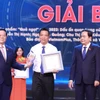 Phóng viên Ngọ Xuân Quảng, đại diện nhóm tác giả Báo Điện tử VietnamPlus lên nhận giải B. (Ảnh: Hoài Nam/Vietnam+) 