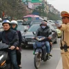 Cảnh sát giao thông hướng dẫn, phân làn phương tiện trên một tuyến phố của Hà Nội. (Ảnh: TTXVN)
