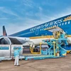 Hàng hóa đang được chất xếp lên máy bay của hãng hàng không Vietnam Airlines. (Ảnh: PV/Vietnam+)