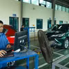 Nhân viên đăng kiểm thực hiện quy trình kiểm định xe cơ giới. (Ảnh: Hoài Nam/Vietnam+)