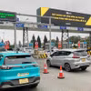 Phương tiện đi vào làn thu phí không dừng tại Cảng Hàng không Quốc tế Nội Bài. (Ảnh: PV/Vietnam+)