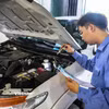 Nhân viên đăng kiểm thực hiện quy trình kiểm định xe cơ giới. (Ảnh: Hoài Nam/Vietnam+)