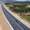 Phương tiện lưu thông trên một đoạn tuyến Cao tốc Bắc-Nam được đưa vào khai thác. (Ảnh: PV/Vietnam+)