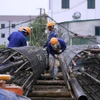 Công nhân thi công lồng sắt cho cọc khoan nhồi tại một dự án cầu đường bộ. (Ảnh: Việt Hùng/Vietnam+)